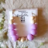 Suspension parfumé Violette en forme de collier avec également des perles en bois créer à la main en Alsace avec de la cire d'olive et des parfum de Grasse (parfum Violette)