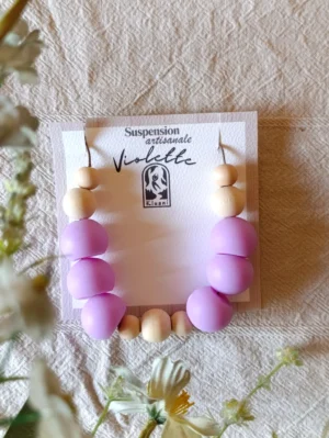 Suspension parfumé Violette en forme de collier avec également des perles en bois créer à la main en Alsace avec de la cire d'olive et des parfum de Grasse (parfum Violette)
