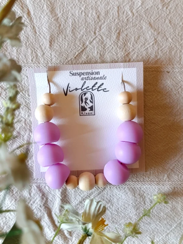 Suspension parfumé Violette en forme de collier avec également des perles en bois créer à la main en Alsace avec de la cire d'olive et des parfum de Grasse (parfum Violette)