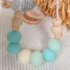 Suspension parfumé artisanale au Monoï en forme de collier avec également des perles en bois