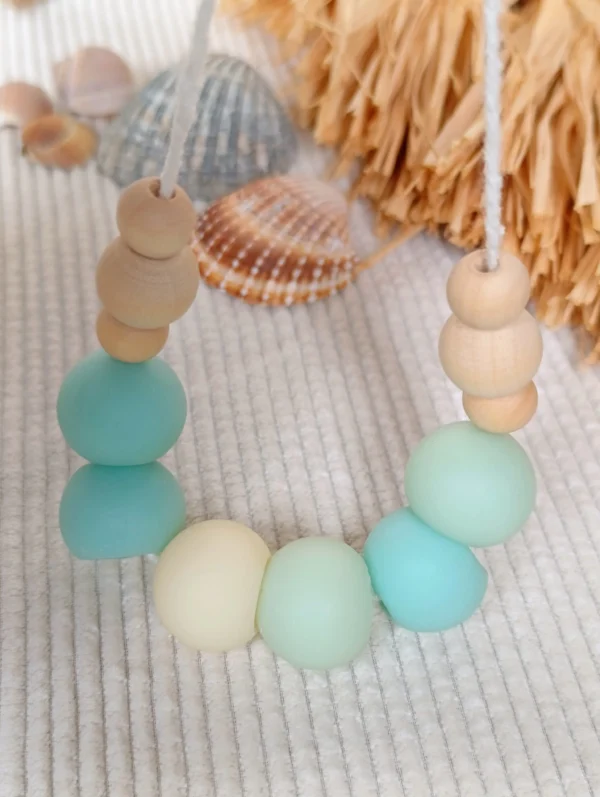 Suspension parfumé artisanale au Monoï en forme de collier avec également des perles en bois