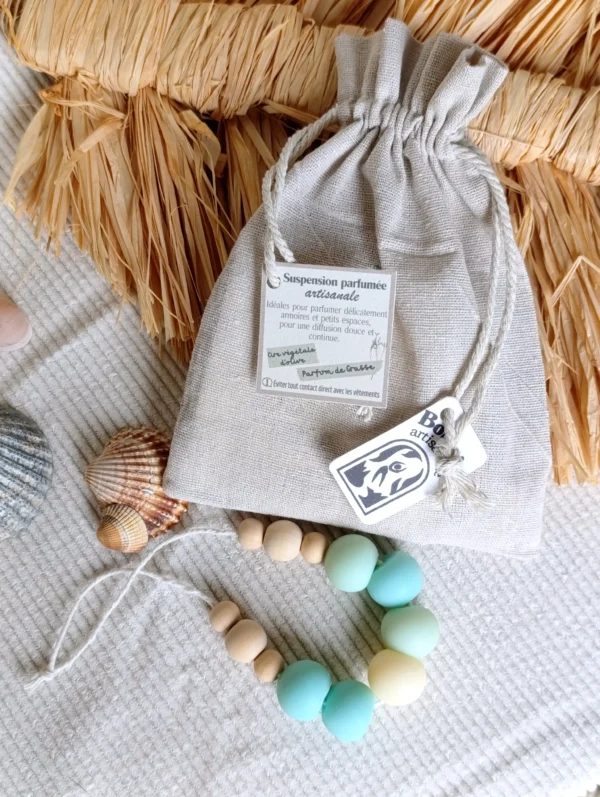 Suspension parfumé artisanale au Monoï dans son pochon