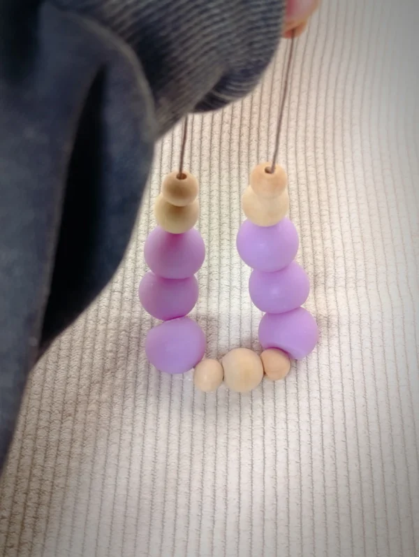 Suspension parfumé à la violette en forme de collier : bille de cire végétale d'olive avec du parfum de Grasse