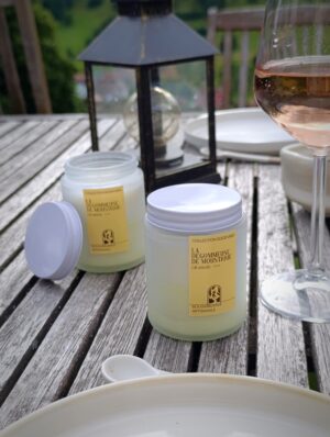 La Dégommeuse de moustique est une bougie à la citronnelle (parfum de Grasse) et à la cire végétale de soja. La mèche est en coton