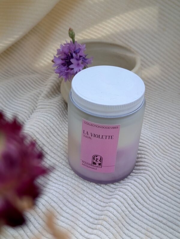 Bougie artisanale La Violette , de Kluani au parfum de Grasse Violette et cire de soja.