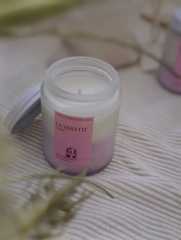 Bougie parfumée artisanale à la violette artisanale et à la cire de soja - Collection Good Vibes - La Violette