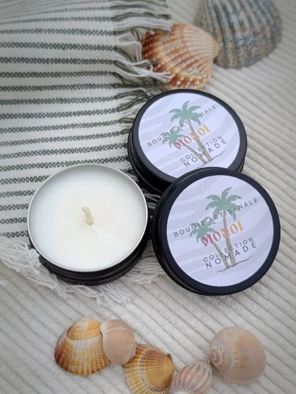 Monoï de la collection Nomade créer par Kluani, est une mini bougie de poche conçue pour vous accompagner partout et vous offrir une parenthèse de douceur où que vous soyez.