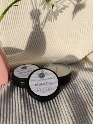 Violette de la collection Nomade créer par Kluani, est une mini bougie de poche conçue pour vous accompagner partout et vous offrir une parenthèse de douceur où que vous soyez.
