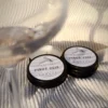 Pinot Gris de la collection Nomade créer par Kluani, est une mini bougie de poche conçue pour vous accompagner partout et vous offrir une parenthèse de douceur où que vous soyez.