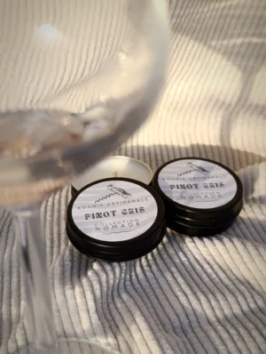 Pinot Gris de la collection Nomade créer par Kluani, est une mini bougie de poche conçue pour vous accompagner partout et vous offrir une parenthèse de douceur où que vous soyez.