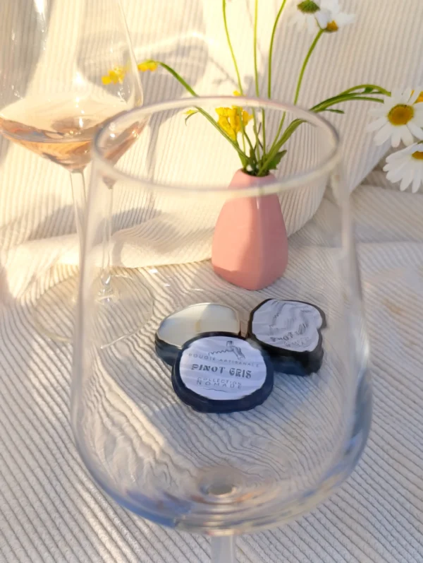 Pinot Gris de la collection Nomade créer par Kluani, est une mini bougie de poche conçue pour vous accompagner partout et vous offrir une parenthèse de douceur où que vous soyez.