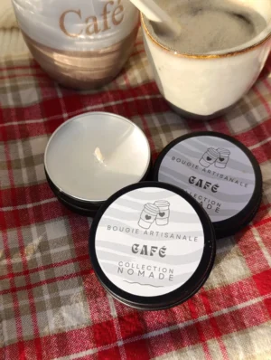 Café de la collection Nomade créer par Kluani, est une mini bougie de poche conçue pour vous accompagner partout et vous offrir une parenthèse de douceur où que vous soyez.
