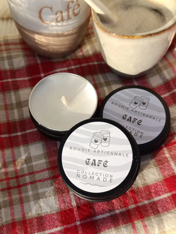 Café de la collection Nomade créer par Kluani, est une mini bougie de poche conçue pour vous accompagner partout et vous offrir une parenthèse de douceur où que vous soyez.