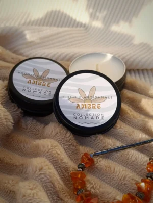 Ambre de la collection Nomade créer par Kluani, est une mini bougie de poche conçue pour vous accompagner partout et vous offrir une parenthèse de douceur où que vous soyez.