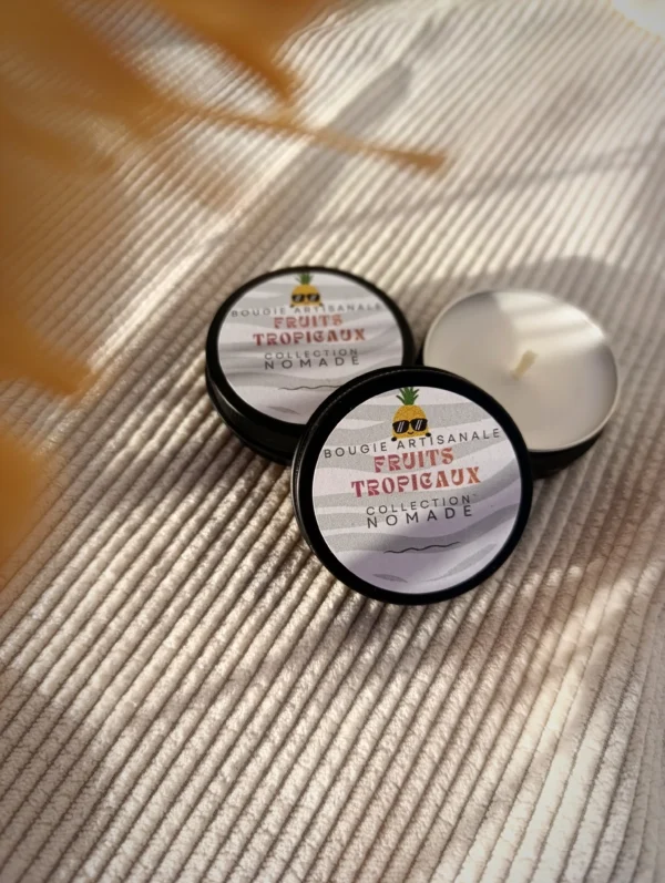 Fruit Tropicaux de la collection Nomade créer par Kluani, est une mini bougie de poche conçue pour vous accompagner partout et vous offrir une parenthèse de douceur où que vous soyez.