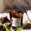Verger est une bougie de la collection Signature crée avec de la cire végétale de soja et des parfum de Grasse. Le contenant est en verre ambré