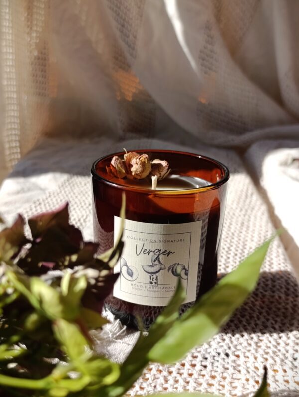 Verger est une bougie de la collection Signature crée avec de la cire végétale de soja et des parfum de Grasse. Le contenant est en verre ambré