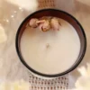 Pour décorer la bougie Verger au parfum Pêche, il y a trois roses l'une à côté de l'autre pour un côté élégant.