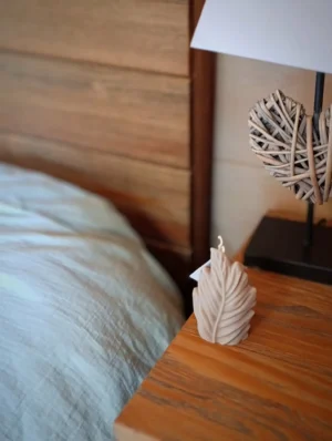 Bougie décorative en forme de feuille élégante et intemporelle crée à la main par Kluani avec de la cire végétale d'olive et mèche en coton