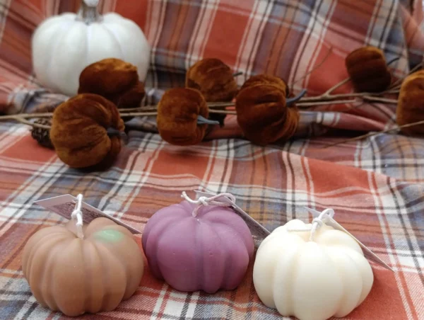Citrouille crée en Alsace par Kluani en cire végétale et au parfum de Grasse
